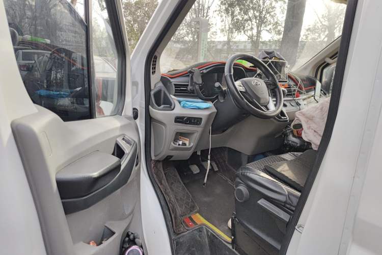 Used SAIC MAXUS Xintu V90 2024 Zhiyun 2.0T Manual Rear-Drive Extended-Wheelbase High-Roof Model with Dual Rear Tires and 3 Seats Interior 3