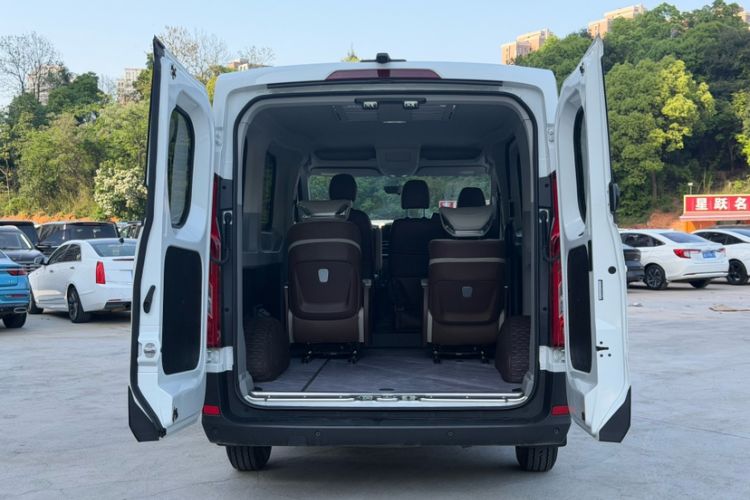 Used SAIC MAXUS Xintu V90 2024 ZhiJie 2.0T Automatic Front-Wheel-Drive Short Wheelbase Mid-Height Design with Single Rear Tire—5/6 Seater Interior 3