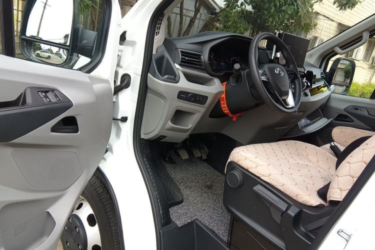 Used SAIC MAXUS Xintu V90 2024 Zhiyun 2.0T Manual Rear-Drive Extended-Wheelbase Ultra-High-Roof Model with Dual Rear Tires and 3 Seats Interior 3