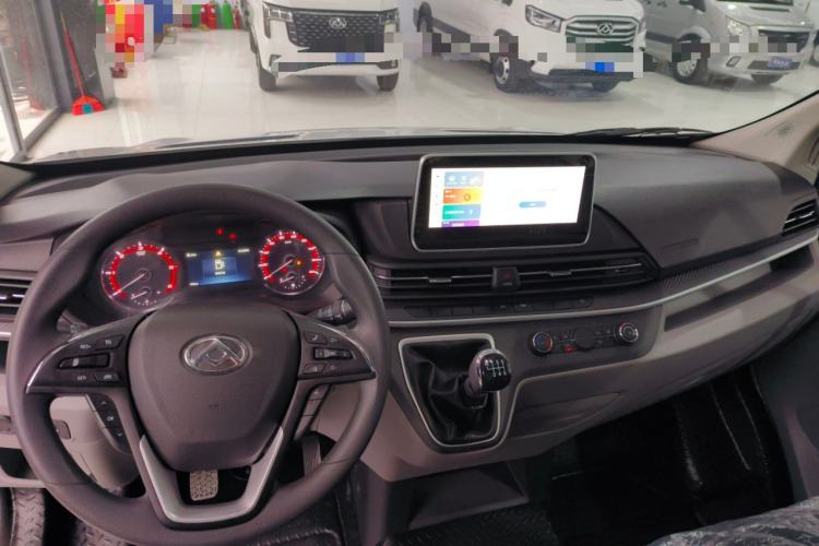 Used SAIC MAXUS Xintu V90 2024 Zhiyun 2.0T Manual Rear-Drive Extended-Wheelbase Ultra-High-Roof Model with Dual Rear Tires and 3 Seats Interior 3