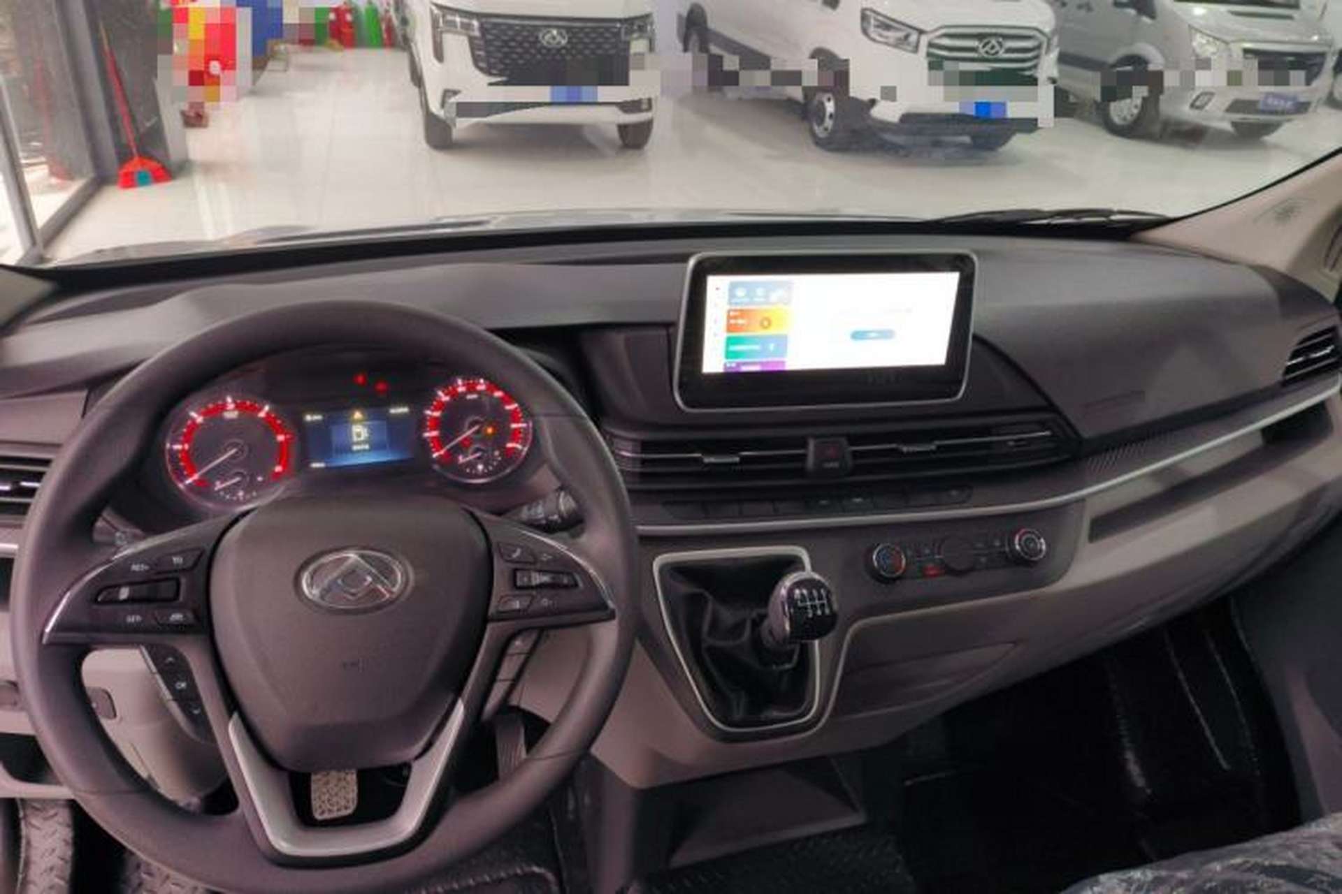 Used SAIC MAXUS Xintu V90 2024 Zhiyun 2.0T Manual Rear-Drive Extended-Wheelbase Ultra-High-Roof Model with Dual Rear Tires and 3 Seats Interior 3