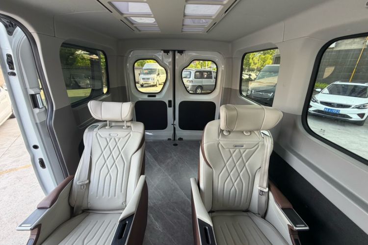 Used SAIC MAXUS Xintu V90 2024 ZhiJie 2.0T Automatic Front-Wheel-Drive Short Wheelbase Mid-Height Design with Single Rear Tire—5/6 Seater Interior 4