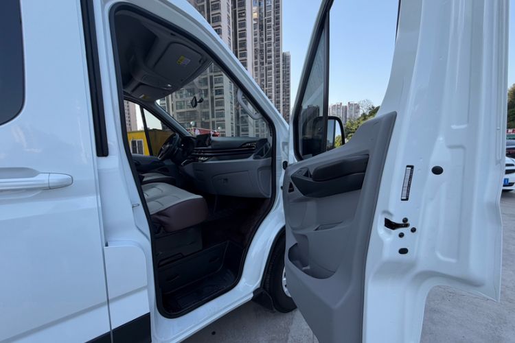 Used SAIC MAXUS Xintu V90 2024 ZhiJie 2.0T Automatic Front-Wheel-Drive Short Wheelbase Mid-Height Design with Single Rear Tire—5/6 Seater Interior 6