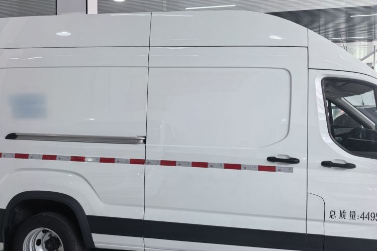 Used SAIC MAXUS Xintu V90 2024 Zhiyun 2.0T Manual Rear-Drive Extended-Wheelbase Ultra-High-Roof Model with Dual Rear Tires and 3 Seats Interior 6