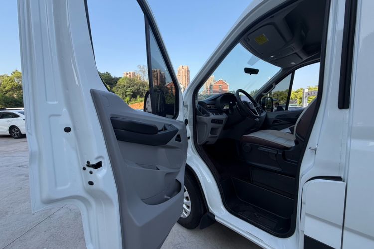 Used SAIC MAXUS Xintu V90 2024 ZhiJie 2.0T Automatic Front-Wheel-Drive Short Wheelbase Mid-Height Design with Single Rear Tire—5/6 Seater Interior 7