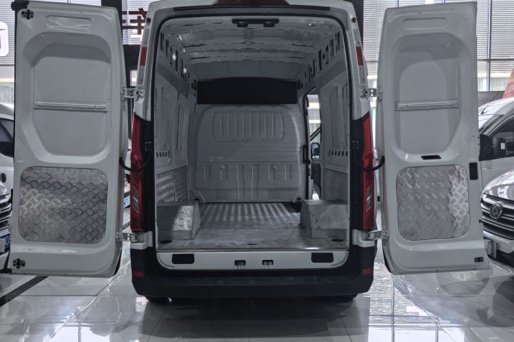 Used SAIC MAXUS Xintu V90 2024 Zhiyun 2.0T Manual Rear-Drive Extended-Wheelbase Ultra-High-Roof Model with Dual Rear Tires and 3 Seats Interior 7