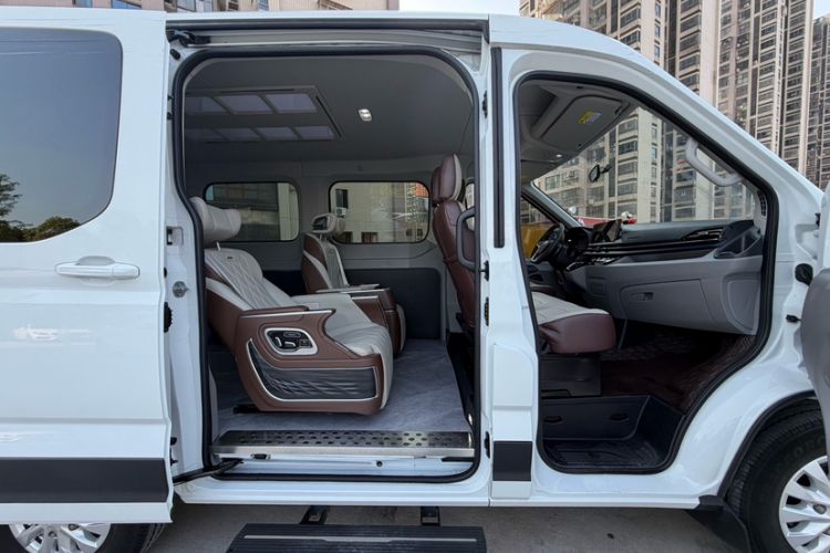 Used SAIC MAXUS Xintu V90 2024 ZhiJie 2.0T Automatic Front-Wheel-Drive Short Wheelbase Mid-Height Design with Single Rear Tire—5/6 Seater Interior 8