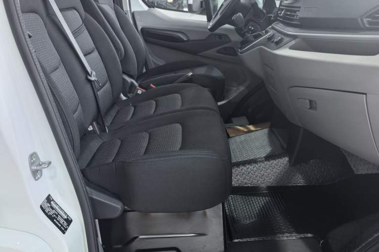 Used SAIC MAXUS Xintu V90 2024 Zhiyun 2.0T Manual Rear-Drive Extended-Wheelbase Ultra-High-Roof Model with Dual Rear Tires and 3 Seats Interior 9
