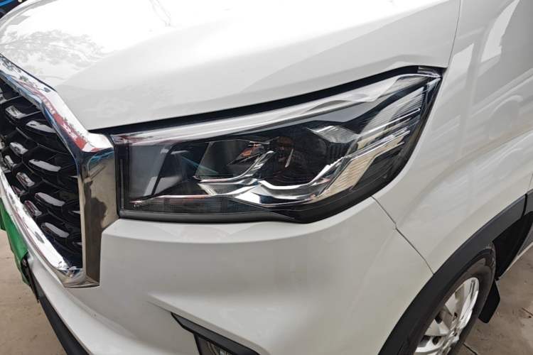 Used SAIC MAXUS Xintu V90 2024 ZhiJie 2.0T Automatic Front-Wheel-Drive Short Wheelbase Mid-Height Design with Single Rear Tire—5/6 Seater Left Front Headlight