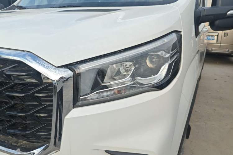 Used SAIC MAXUS Xintu V90 2024 ZhiJie 2.0T Automatic Front-Drive Long-Wheelbase High-Roof Model with Single Rear Tire 6/7 Seats Left Front Headlight