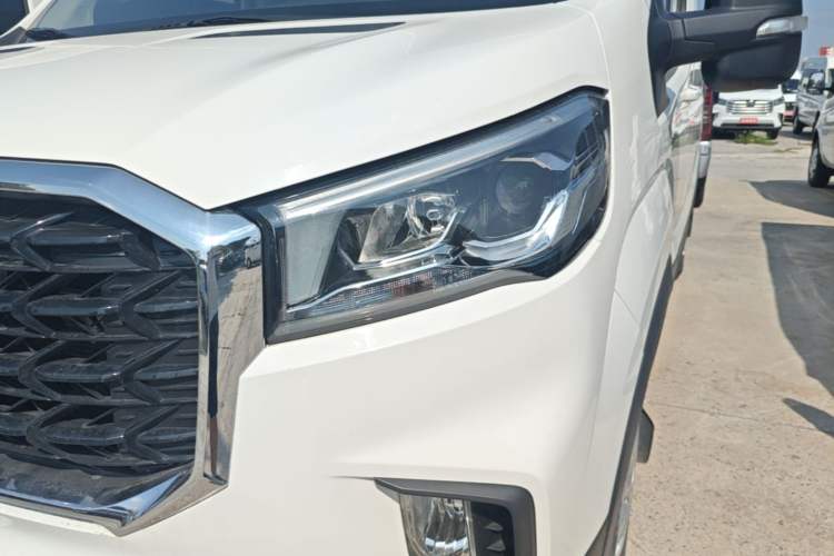 Used SAIC MAXUS Xintu V90 2024 ZhiJie 2.0T Automatic Front-Drive Long-Wheelbase High-Roof Model with Single Rear Tire 6/7 Seats Left Front Headlight