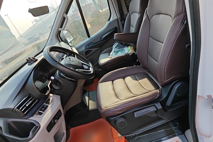 Used SAIC MAXUS Xintu V90 2024 ZhiJie 2.0T Automatic Rear-Drive Long-Wheelbase High-Roof Model with Single Rear Tire Available in 6/7-Seater Configurations Left Front Seat