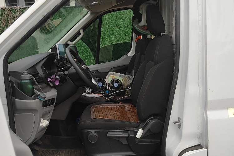 Used SAIC MAXUS Xintu V90 2024 Zhiyun 2.0T Manual Rear-Drive Extended-Wheelbase Ultra-High-Roof Model with Dual Rear Tires and 3 Seats Left Front Seat