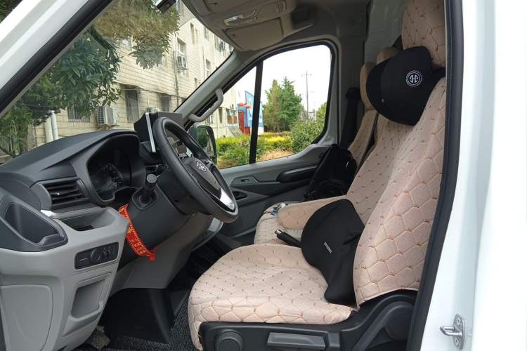 Used SAIC MAXUS Xintu V90 2024 Zhiyun 2.0T Manual Rear-Drive Extended-Wheelbase Ultra-High-Roof Model with Dual Rear Tires and 3 Seats Left Front Seat