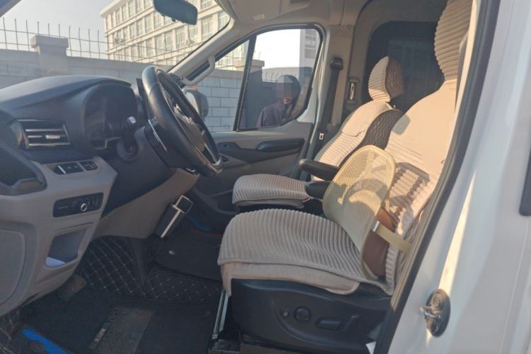 Used SAIC MAXUS Xintu V90 2024 ZhiJie 2.0T Automatic Rear-Drive Long-Wheelbase High-Roof Model with Single Rear Tire Available in 6/7-Seater Configurations Left Front Seat