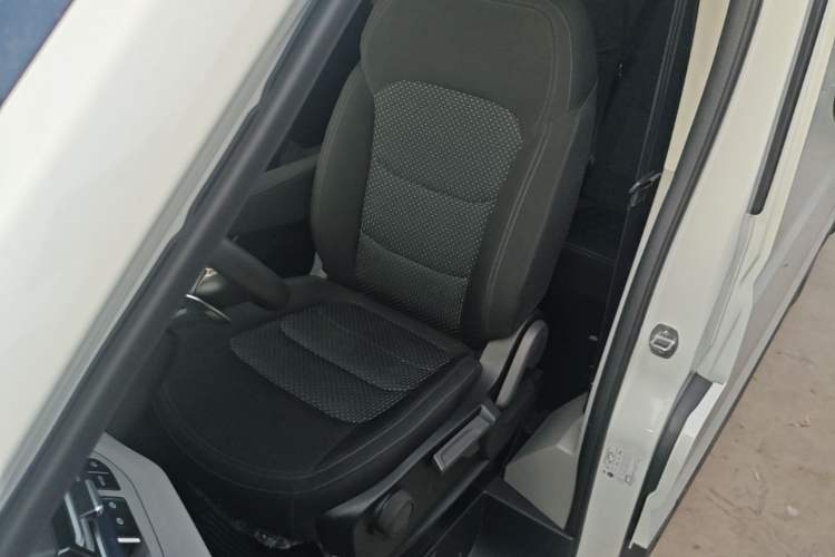 Used SAIC MAXUS Xintu V90 2024 ZhiJie 2.0T Automatic Front-Drive Long-Wheelbase High-Roof Model with Single Rear Tire 6/7 Seats Left Front Seat