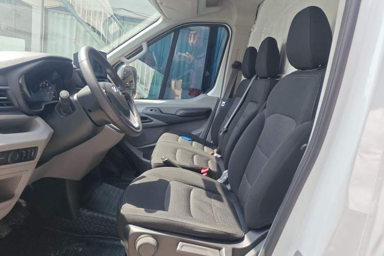 Used SAIC MAXUS Xintu V90 2024 Zhiyun 2.0T Manual Rear-Drive Extended-Wheelbase High-Roof Model with Dual Rear Tires and 3 Seats Left Front Seat