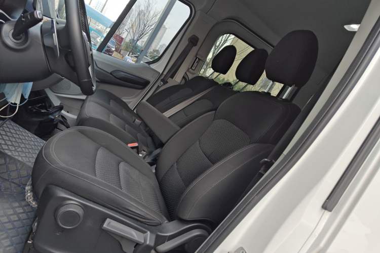 Used SAIC MAXUS Xintu V90 2024 ZhiJie 2.0T Automatic Front-Wheel-Drive Short Wheelbase Mid-Height Design with Single Rear Tire—5/6 Seater Left Front Seat