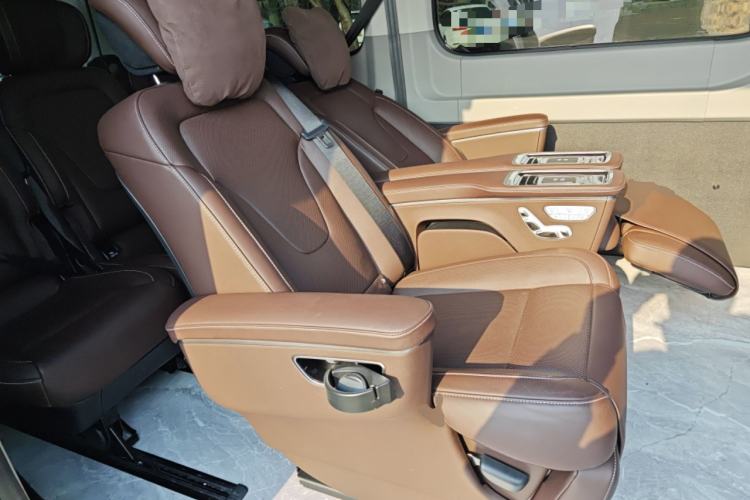 Used SAIC MAXUS Xintu V90 2024 ZhiJie 2.0T Automatic Rear-Drive Long-Wheelbase High-Roof Model with Single Rear Tire Available in 6/7-Seater Configurations Left Rear Seat