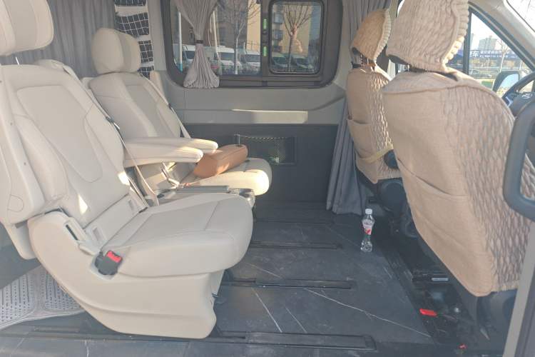 Used SAIC MAXUS Xintu V90 2024 ZhiJie 2.0T Automatic Rear-Drive Long-Wheelbase High-Roof Model with Single Rear Tire Available in 6/7-Seater Configurations Left Rear Seat