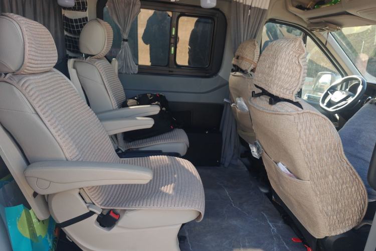 Used SAIC MAXUS Xintu V90 2024 ZhiJie 2.0T Automatic Rear-Drive Long-Wheelbase High-Roof Model with Single Rear Tire Available in 6/7-Seater Configurations Left Rear Seat