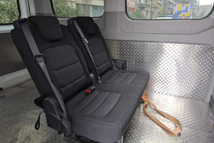 Used SAIC MAXUS Xintu V90 2024 ZhiJie 2.0T Automatic Front-Wheel-Drive Short Wheelbase Mid-Height Design with Single Rear Tire—5/6 Seater Left Rear Seat