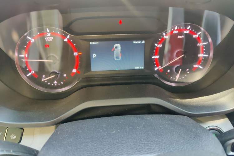 Used SAIC MAXUS Xintu V90 2024 ZhiJie 2.0T Automatic Front-Wheel-Drive Short Wheelbase Mid-Height Design with Single Rear Tire—5/6 Seater Odometer Close Up
