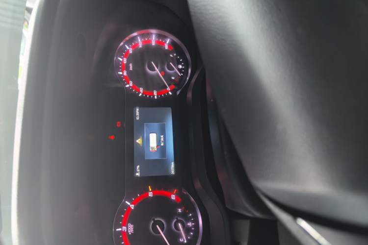 Used SAIC MAXUS Xintu V90 2024 Zhiyun 2.0T Manual Rear-Drive Extended-Wheelbase Ultra-High-Roof Model with Dual Rear Tires and 3 Seats Odometer Close Up