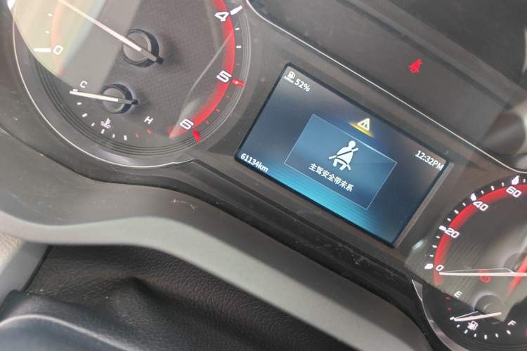 Used SAIC MAXUS Xintu V90 2024 Zhiyun 2.0T Manual Rear-Drive Extended-Wheelbase High-Roof Model with Dual Rear Tires and 3 Seats Odometer Close Up