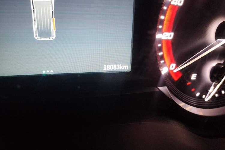 Used SAIC MAXUS Xintu V90 2024 ZhiJie 2.0T Manual Front-Wheel-Drive Short Wheelbase Mid-Roof Design with Single Rear Tire—5/6 Seater Odometer Close Up