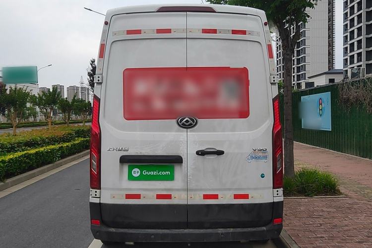 Used SAIC MAXUS Xintu V90 2024 Zhiyun 2.0T Manual Rear-Drive Extended-Wheelbase Ultra-High-Roof Model with Dual Rear Tires and 3 Seats Rear