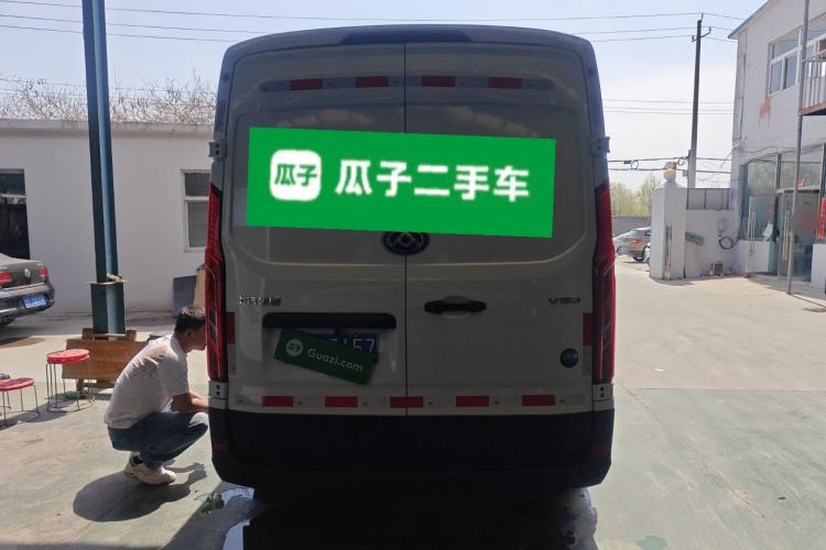 Used SAIC MAXUS Xintu V90 2024 Zhiyun 2.0T Manual Rear-Drive Extended-Wheelbase High-Roof Model with Dual Rear Tires and 3 Seats Rear