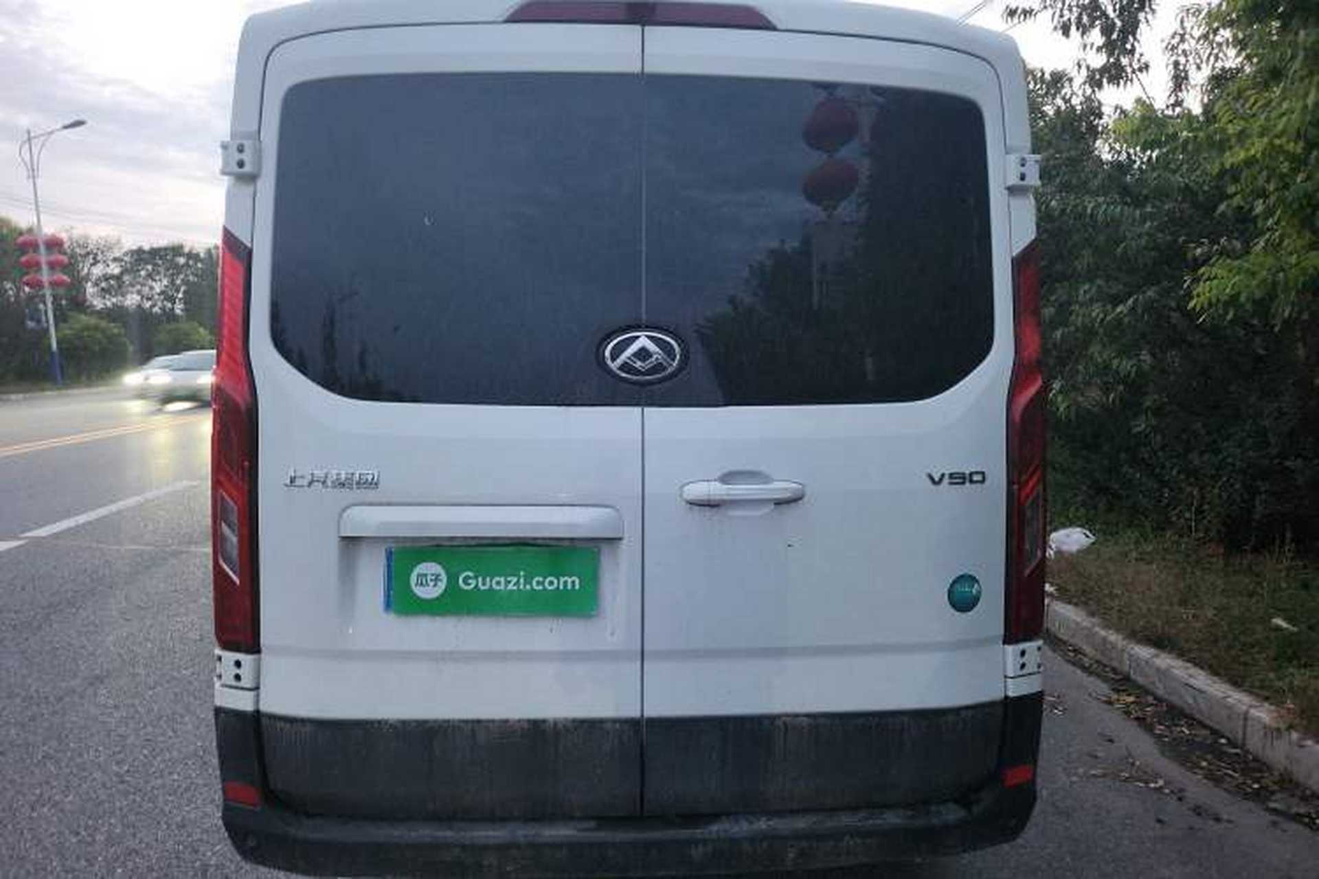 Used SAIC MAXUS Xintu V90 2024 ZhiJie 2.0T Manual Front-Wheel-Drive Short Wheelbase Mid-Roof Design with Single Rear Tire—5/6 Seater Rear