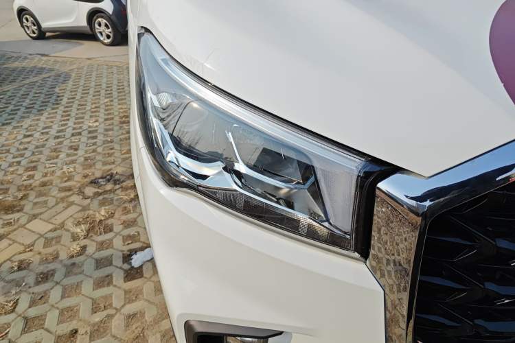 Used SAIC MAXUS Xintu V90 2024 ZhiJie 2.0T Automatic Rear-Drive Long-Wheelbase High-Roof Model with Single Rear Tire Available in 6/7-Seater Configurations Right Front Headlight