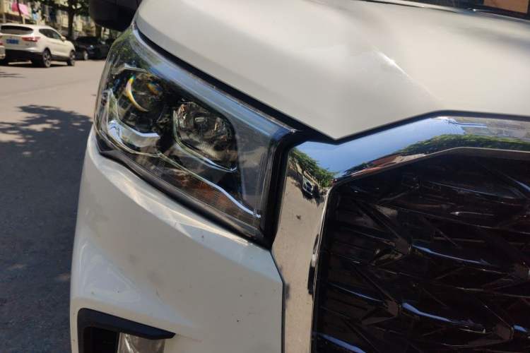 Used SAIC MAXUS Xintu V90 2024 ZhiJie 2.0T Automatic Front-Wheel-Drive Short Wheelbase Mid-Height Design with Single Rear Tire—5/6 Seater Right Front Headlight