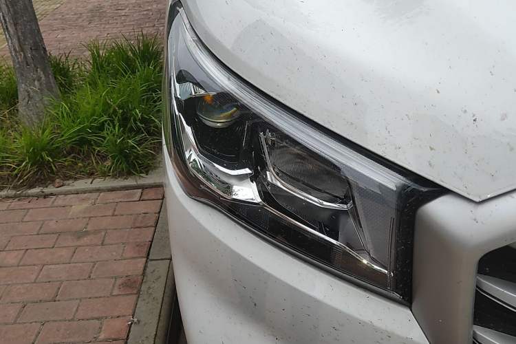 Used SAIC MAXUS Xintu V90 2024 Zhiyun 2.0T Manual Rear-Drive Extended-Wheelbase Ultra-High-Roof Model with Dual Rear Tires and 3 Seats Right Front Headlight
