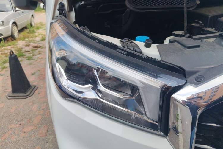 Used SAIC MAXUS Xintu V90 2024 ZhiJie 2.0T Automatic Front-Wheel-Drive Short Wheelbase Mid-Height Design with Single Rear Tire—5/6 Seater Right Front Headlight