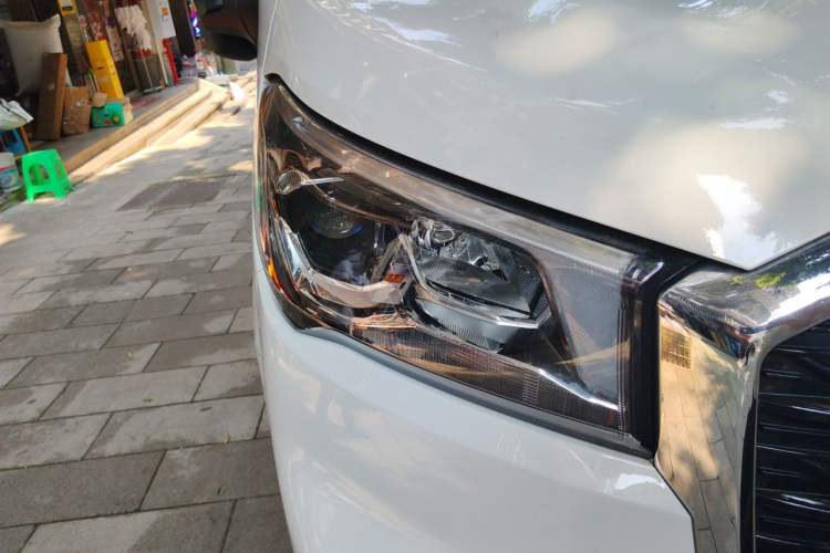 Used SAIC MAXUS Xintu V90 2024 ZhiJie 2.0T Automatic Front-Wheel-Drive Short Wheelbase Mid-Height Design with Single Rear Tire—5/6 Seater Right Front Headlight