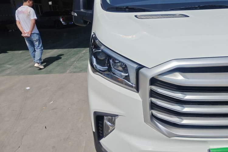 Used SAIC MAXUS Xintu V90 2024 Zhiyun 2.0T Manual Rear-Drive Extended-Wheelbase High-Roof Model with Dual Rear Tires and 3 Seats Right Front Headlight
