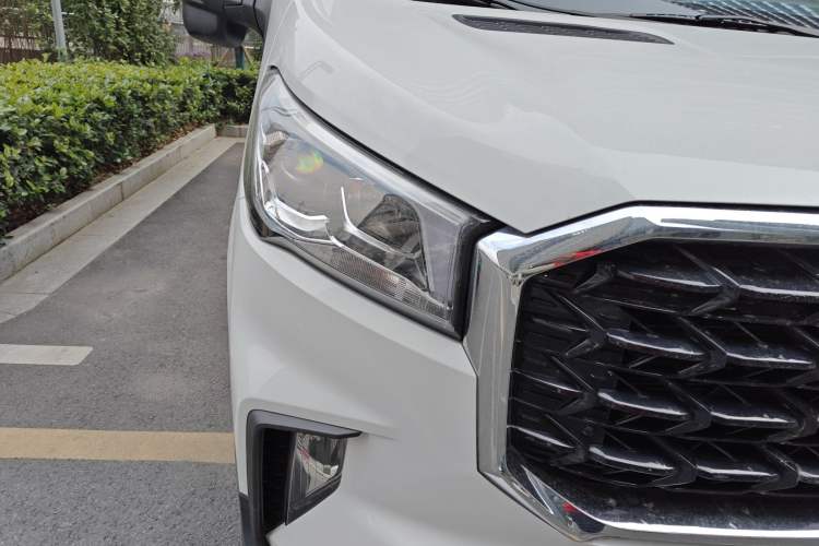 Used SAIC MAXUS Xintu V90 2024 ZhiJie 2.0T Automatic Front-Wheel-Drive Short Wheelbase Mid-Height Design with Single Rear Tire—5/6 Seater Right Front Headlight