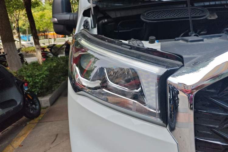 Used SAIC MAXUS Xintu V90 2024 ZhiJie 2.0T Automatic Rear-Drive Long-Wheelbase High-Roof Model with Single Rear Tire Available in 6/7-Seater Configurations Right Front Headlight