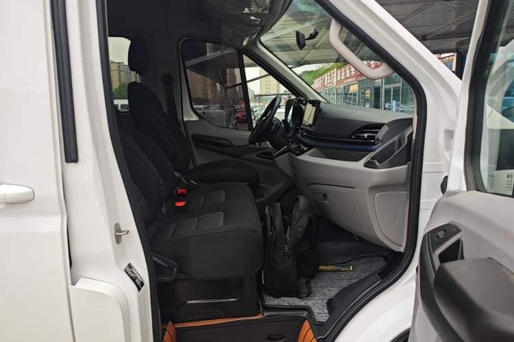 Used SAIC MAXUS Xintu V90 2024 ZhiJie 2.0T Automatic Front-Wheel-Drive Short Wheelbase Mid-Height Design with Single Rear Tire—5/6 Seater Right Front Seat