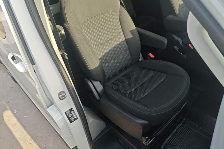 Used SAIC MAXUS Xintu V90 2024 ZhiJie 2.0T Automatic Front-Drive Long-Wheelbase High-Roof Model with Single Rear Tire 6/7 Seats Right Front Seat