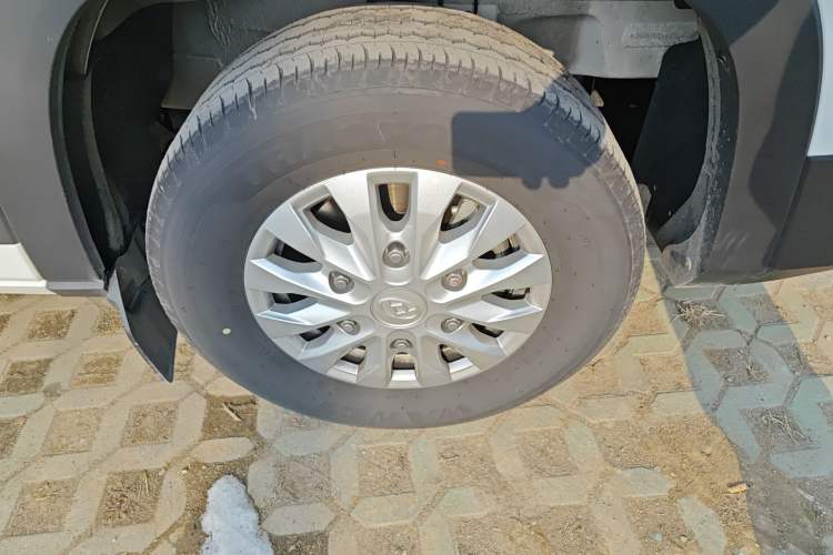 Used SAIC MAXUS Xintu V90 2024 ZhiJie 2.0T Automatic Rear-Drive Long-Wheelbase High-Roof Model with Single Rear Tire Available in 6/7-Seater Configurations Right Front Wheel Hub