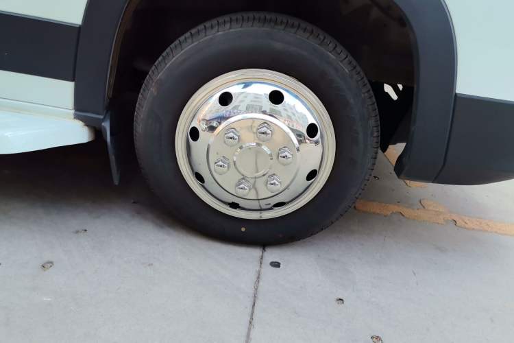 Used SAIC MAXUS Xintu V90  Right Front Wheel Hub