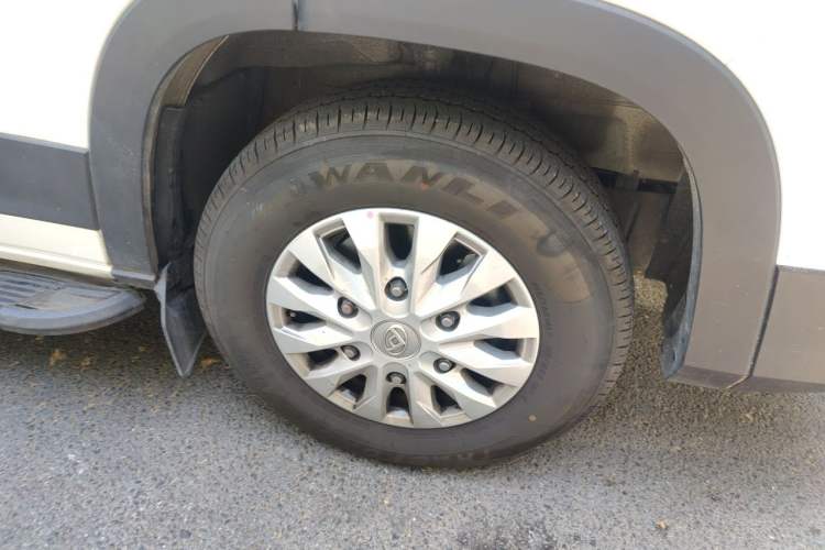 Used SAIC MAXUS Xintu V90 2024 ZhiJie 2.0T Automatic Front-Wheel-Drive Short Wheelbase Mid-Height Design with Single Rear Tire—5/6 Seater Right Front Wheel Hub