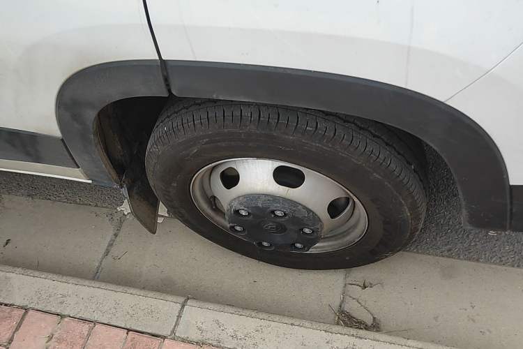 Used SAIC MAXUS Xintu V90 2024 Zhiyun 2.0T Manual Rear-Drive Extended-Wheelbase Ultra-High-Roof Model with Dual Rear Tires and 3 Seats Right Front Wheel Hub