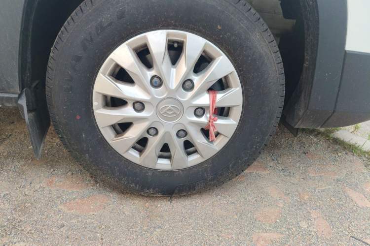 Used SAIC MAXUS Xintu V90 2024 ZhiJie 2.0T Automatic Front-Wheel-Drive Short Wheelbase Mid-Height Design with Single Rear Tire—5/6 Seater Right Front Wheel Hub
