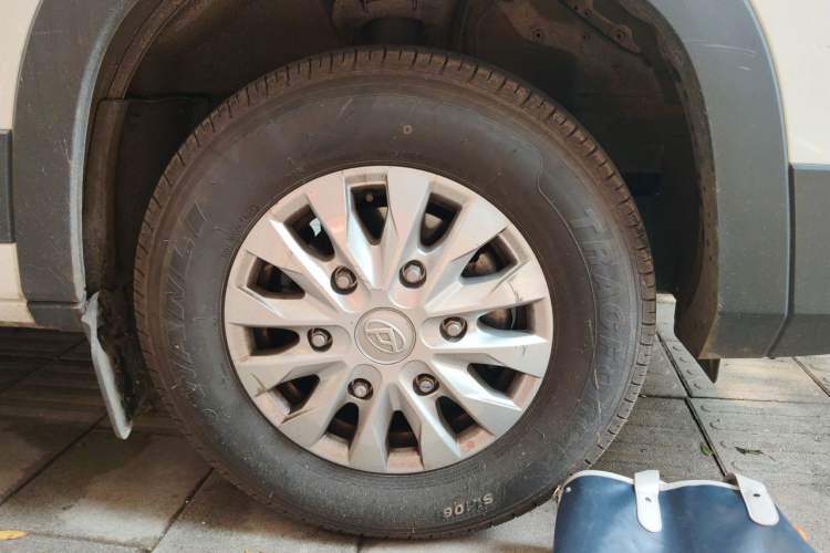 Used SAIC MAXUS Xintu V90 2024 ZhiJie 2.0T Automatic Front-Wheel-Drive Short Wheelbase Mid-Height Design with Single Rear Tire—5/6 Seater Right Front Wheel Hub