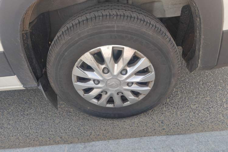 Used SAIC MAXUS Xintu V90 2024 ZhiJie 2.0T Automatic Rear-Drive Long-Wheelbase High-Roof Model with Single Rear Tire Available in 6/7-Seater Configurations Right Front Wheel Hub